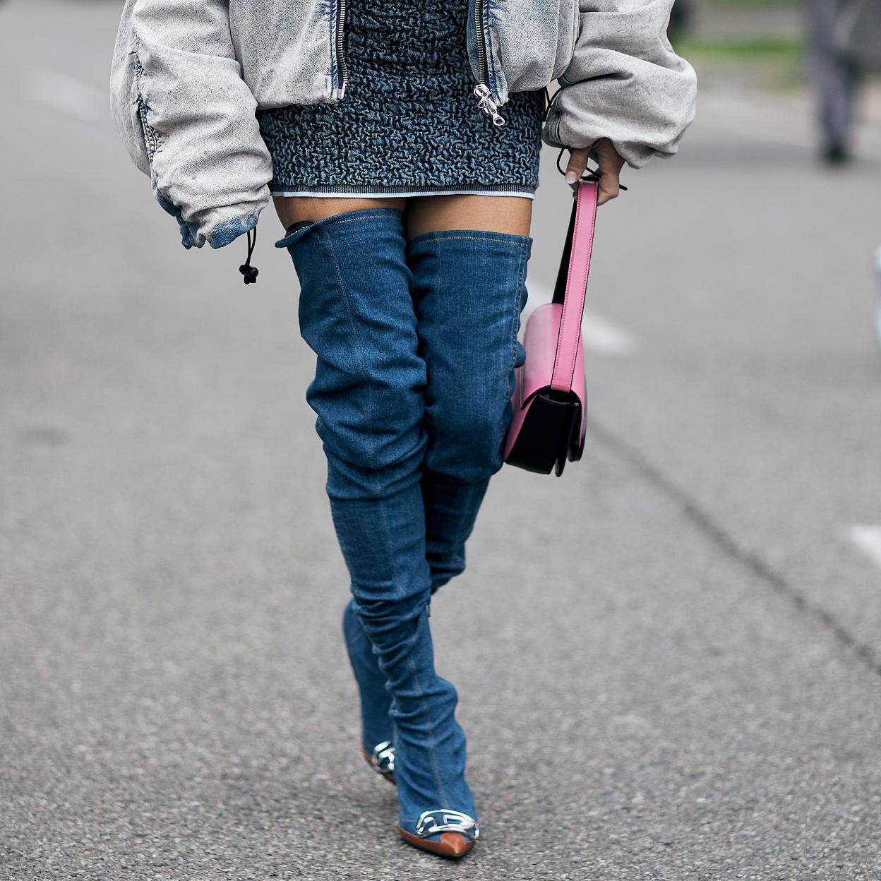 Las botas denim arrasan en el street style.