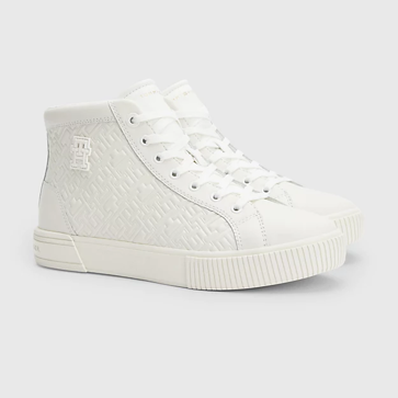 Imagen secundaria 1 - Las zapatillas de Victoria, Tommy Hilfiger y Guess.