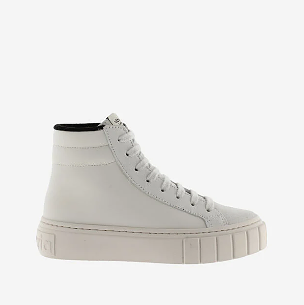 Imagen principal - Las zapatillas de Victoria, Tommy Hilfiger y Guess.