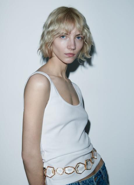 Imagen - Top con tirantes en color blanco de Zara. Foto: Zara.