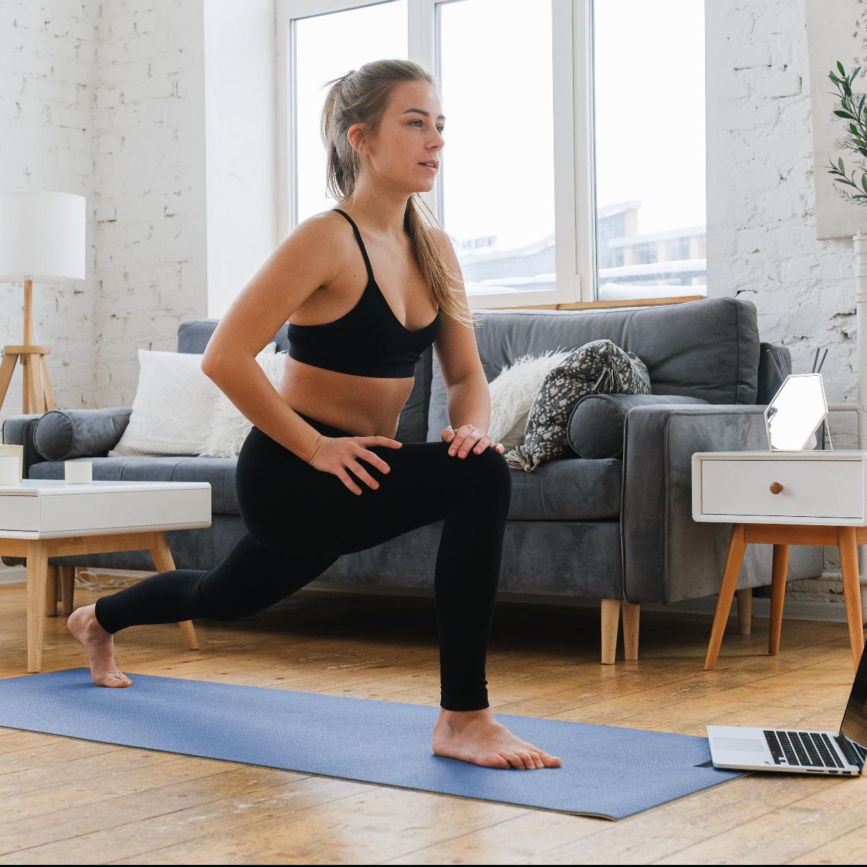 Mujer tonificando en casa