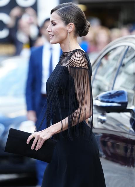 Imagen - La reina Letizia con un vestido negro de flrecos y rejilla. / MUJERHOY
