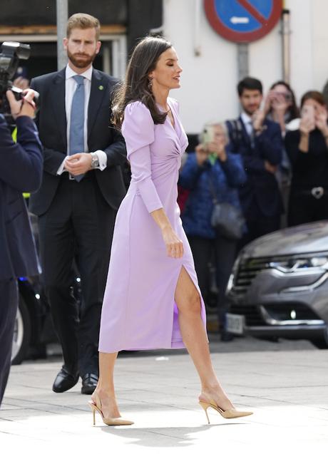 Imagen - El vestido lila de la reina tiene una abertura en la falda. / MUJERHOY