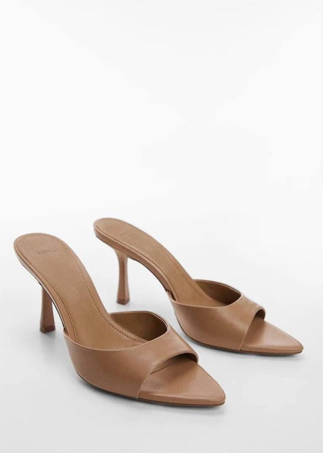 Zapatos destalonados de tacón bajo tipo embudo con acabado en punta, tono nude, de Mango. Cuestan 29,99 euros.