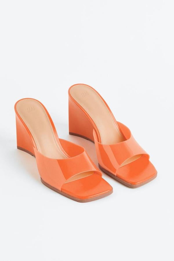 Zapatos destalonados con cuña, tira delantera y acabado en punta cuadrada, tono naranja, de H&M. Consíguelos por 29,99 euros.