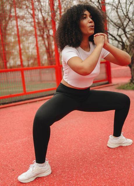 Imagen - Mujer haciendo sentadillas/PEXELS