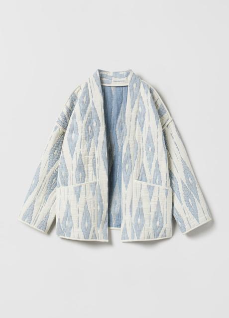Imagen - Chaqueta acolchada en blanco y azul con estampado geométrico de Zara Kids. Foto: Zara Kids.