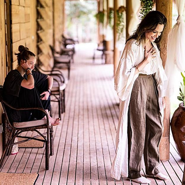 Angelina Jolie y una de sus hijas, Shiloh, en un reciente viaje a Camboya. 