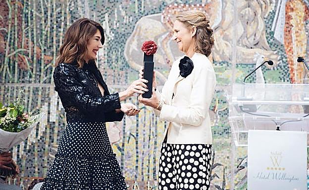 Raquel Revuelta premió en SIMOF 2022 a la infanat Elena, por su apoyo a la cultura flamenca. 