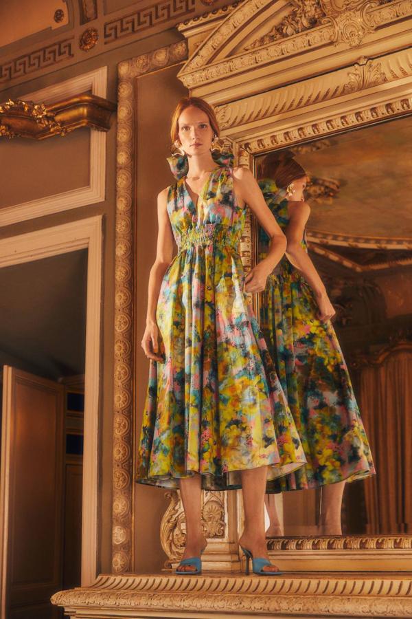 El vestido con estampado floral es el esencial para verte de lo más favorecida, sin complicaciones, y solucionar tu look fácilmente para que sea de 10. Por eso, tienes que hacerte con este elegante y alegre vestido midi con floral print, falda de vuelo, tirantes anchos, escote de pico y cintura elástica, que te permitirá ir cómoda y te quitará años de encima.