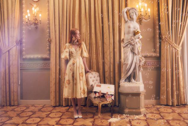 Si quieres una opción más romántica, sofisticada y coqueta, apuesta por este vestido midi con mangas cortas abullonadas, escote de pico y falda con volumen, en maxi floral print tono amarillo pastel. Ideal como look de invitada.