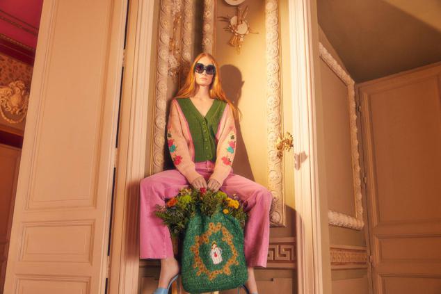 El retro setentero es un must para esta primavera y lo lucirás con los favoritos de las francesas, mediante este look con cárdigan decorado con bordado de flores y un pantalón vaquero rosa.