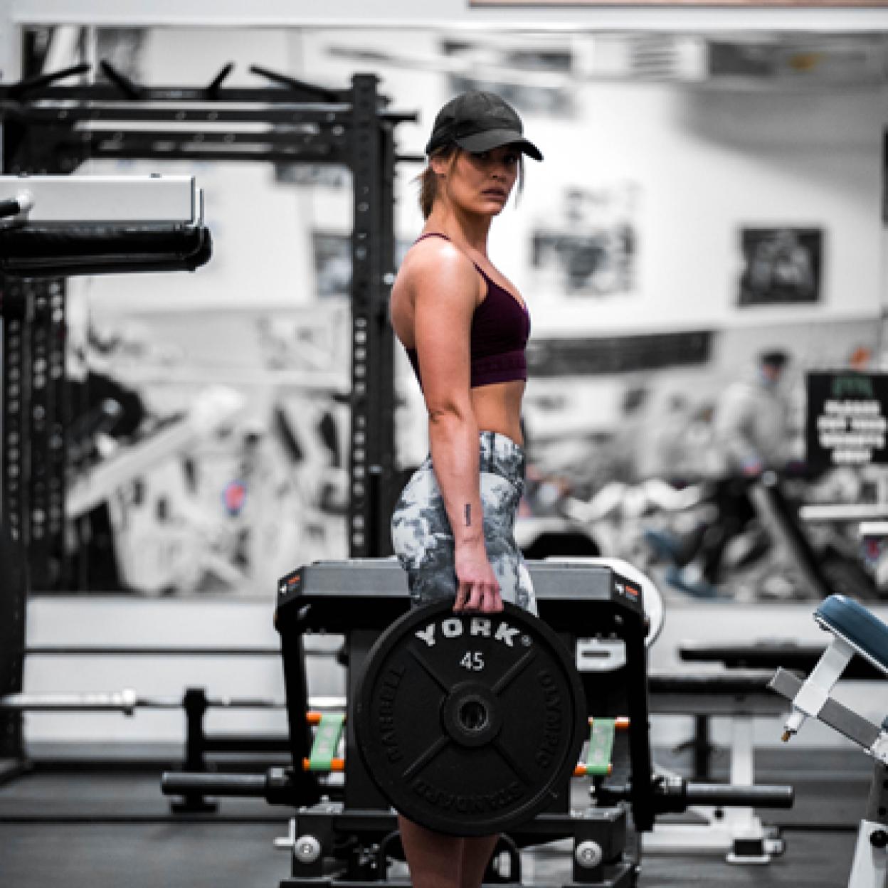 Mujer levantando peso muerto
