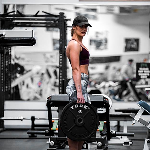 Peso muerto rumano: el ejercicio que trabaja core, columna, glúteos e isquiotibiales en un solo movimiento