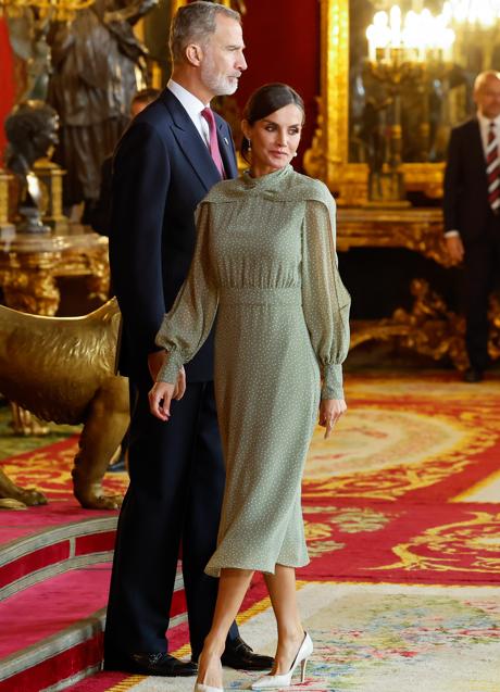Imagen - La reina Letizia, con vestido de Vogana en el Día de la Hispanidad 2022.