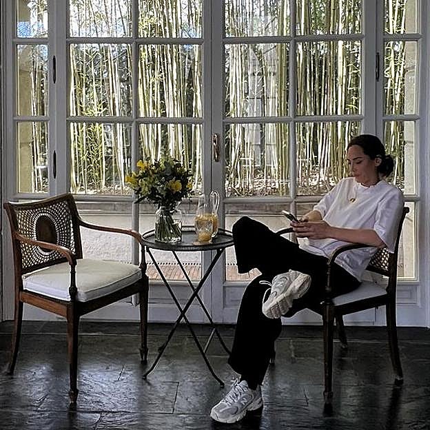 Tamara Falcó con zapatillas New Balance 530.