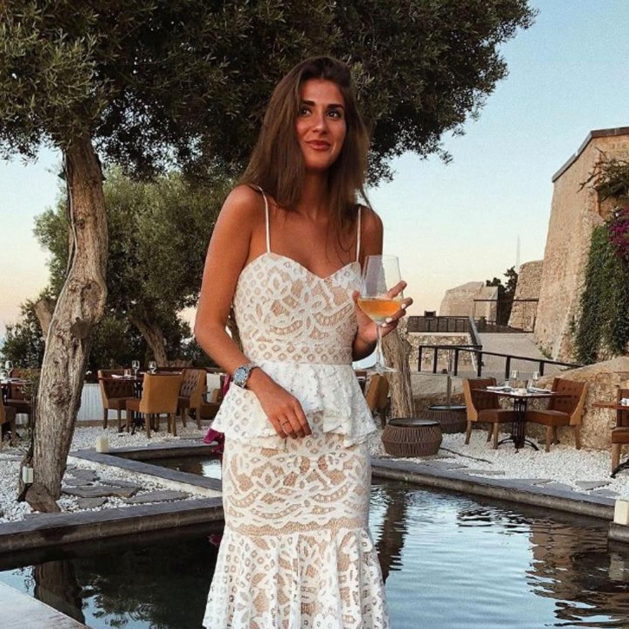 Este es el vestido blanco de Massimo Dutti que arrasa entre las novias. 