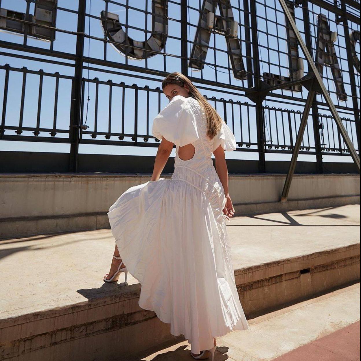 La influencer lleva un vestido cut out