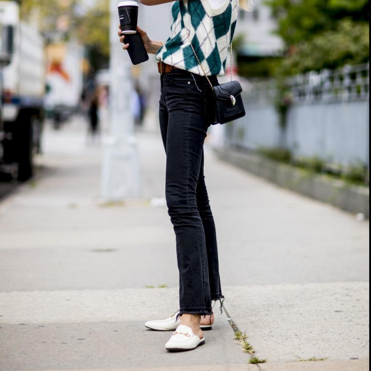 Un look de street style con mocasines tipo mules.