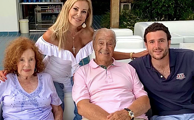 Ana Obregón con sus padres y su hijo, Alex Lequio. Antonio García, padre de Ana, falleció el pasado mes de septiembre. 