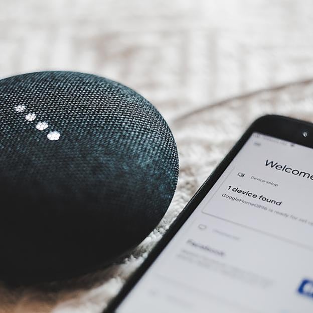 Altavoz inteligente Google Home Mini. 