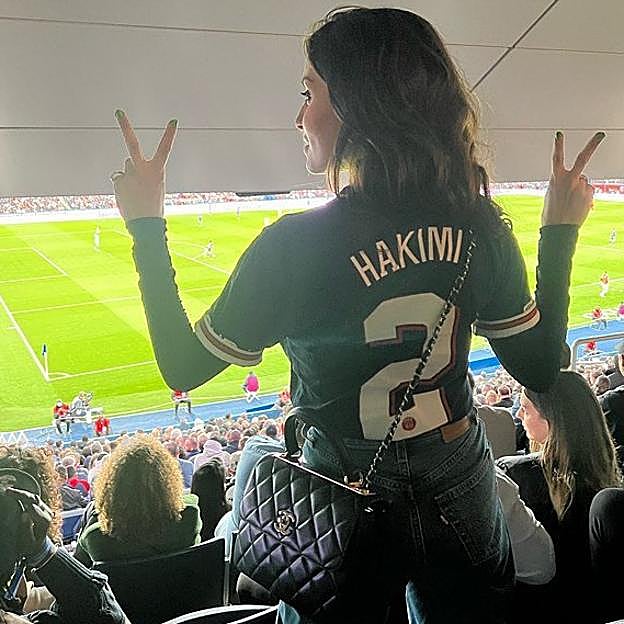 La actriz Hiba Abouk apoyando a su marido antes de un partido. 