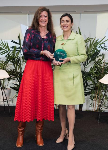 Imagen - Constanza Pasqual del Pobil, directora de comunicación región suroeste de Bridgestone Europa ha entregado el galardón a Constanza Belda, jefa de prensa de Estilo de Vida de CUPRA.