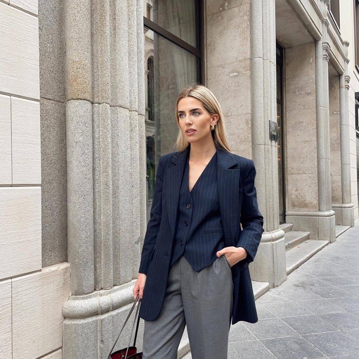 La influencer lleva un traje de raya diplomática para la oficina