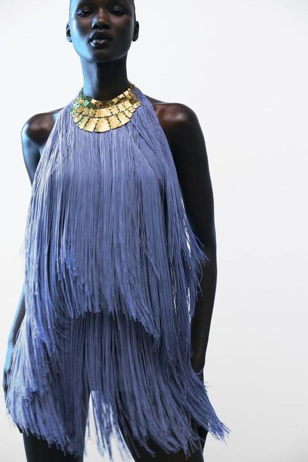 Vestido corto de flecos en cascada con cuello halter y espalda al aire, tono azul, de Zara. Cómpralo a 39,95 euros.