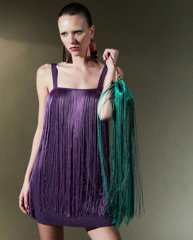 Vestido corto en tejido de punto brillante con tirantes anchos, escote cuadrado y detalle de flecos largos a tono, en morado, de Sfera. Su precio es de 39,99 euros.