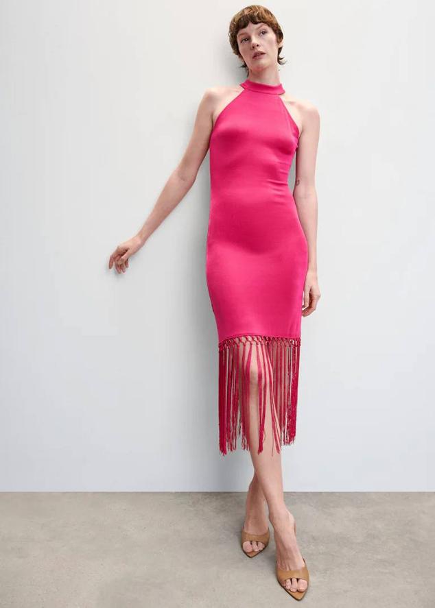 Vestido midi en tejido de punto fino con cuello halter y bajo acabado en flecos largos a tono, color fucsia, de Mango. Está disponible por 59,99 euros.