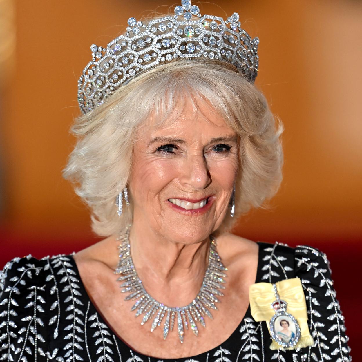 La reina Camilla no llevó una, sino dos tiaras en su primera cena de gala en Alemania. 