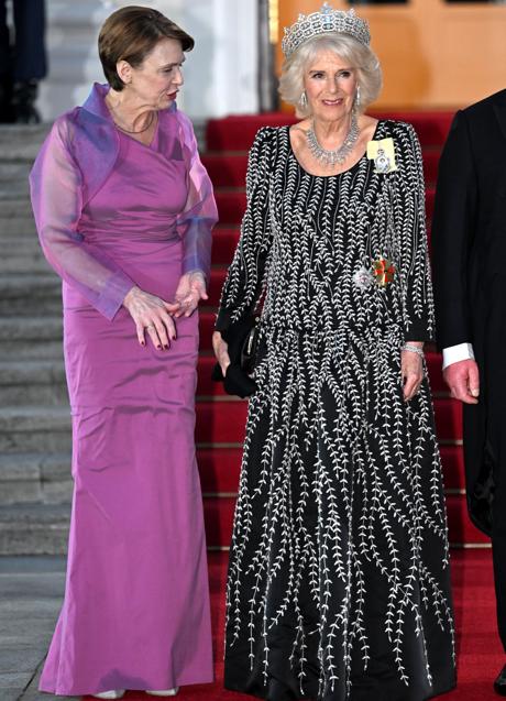 Imagen - La reina Camilla con la primera dama alemana, en la cena de gala de su primer viaje oficial al extranjero como consorte. (FOTO: GTRES)