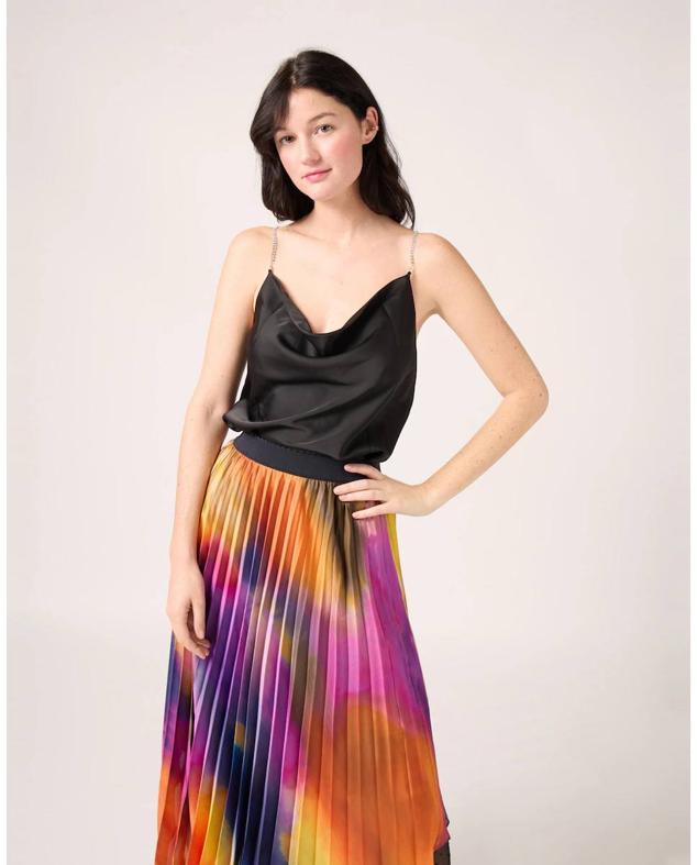 Blusa en tejido satinado fluido con escote drapeado y tirantes finos con brillantes, en negro, de Naf Naf. Está disponible en El Corte Inglés por 37,90 euros.