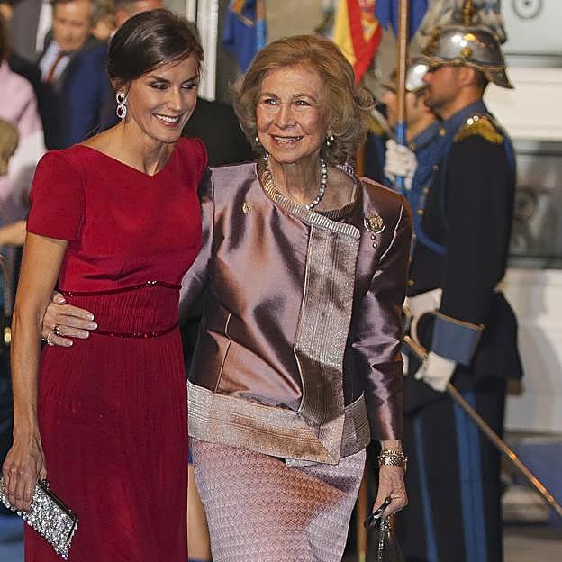 La relación entre la reina Letizia y doña Sofía ha cambiado mucho después del incidente de Palma. La cordialidad se escenifica en cada salida conjunta.