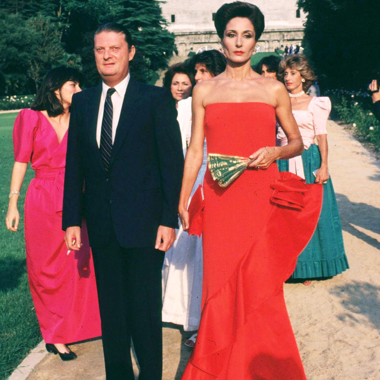 Naty Abascal y Rafael Medina, duques de Feria, en una fiesta en los Jardines del Moro de Madrid en los años 80. 