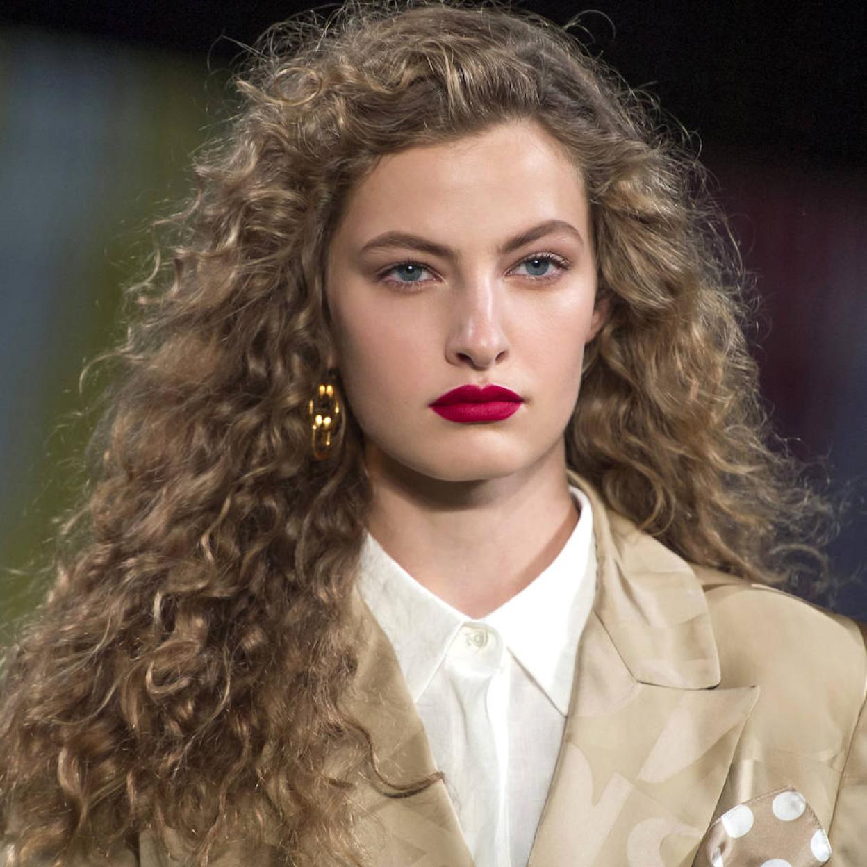 Modelo con pelo rizado