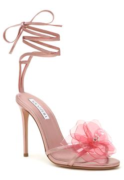 Imagen secundaria 2 - Detalle de calzado en el desfile de Loewe para esta primavera, pendientes florales de Bottega Veneta y sandalia con flor de Aquazzura.