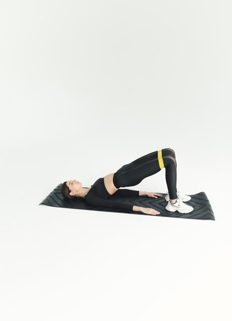 Imagen - Mujer haciendo ejercicio con bandas elásticas/PEXELS