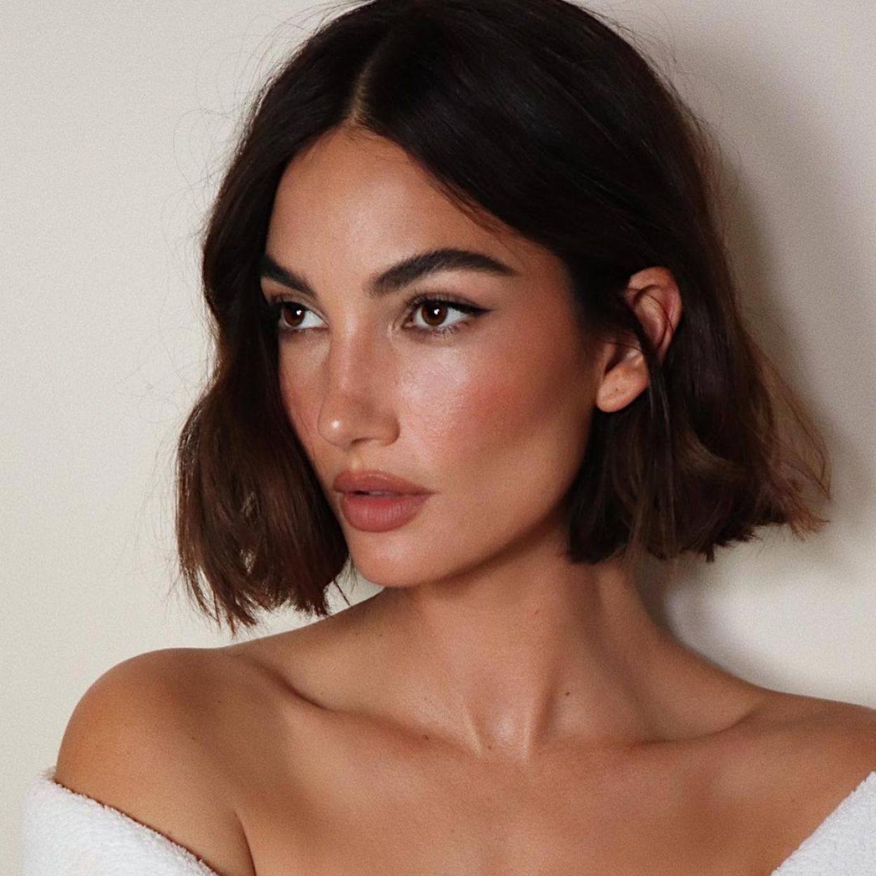 La modelo Lily Aldridge con una piel bronceada y luminosa