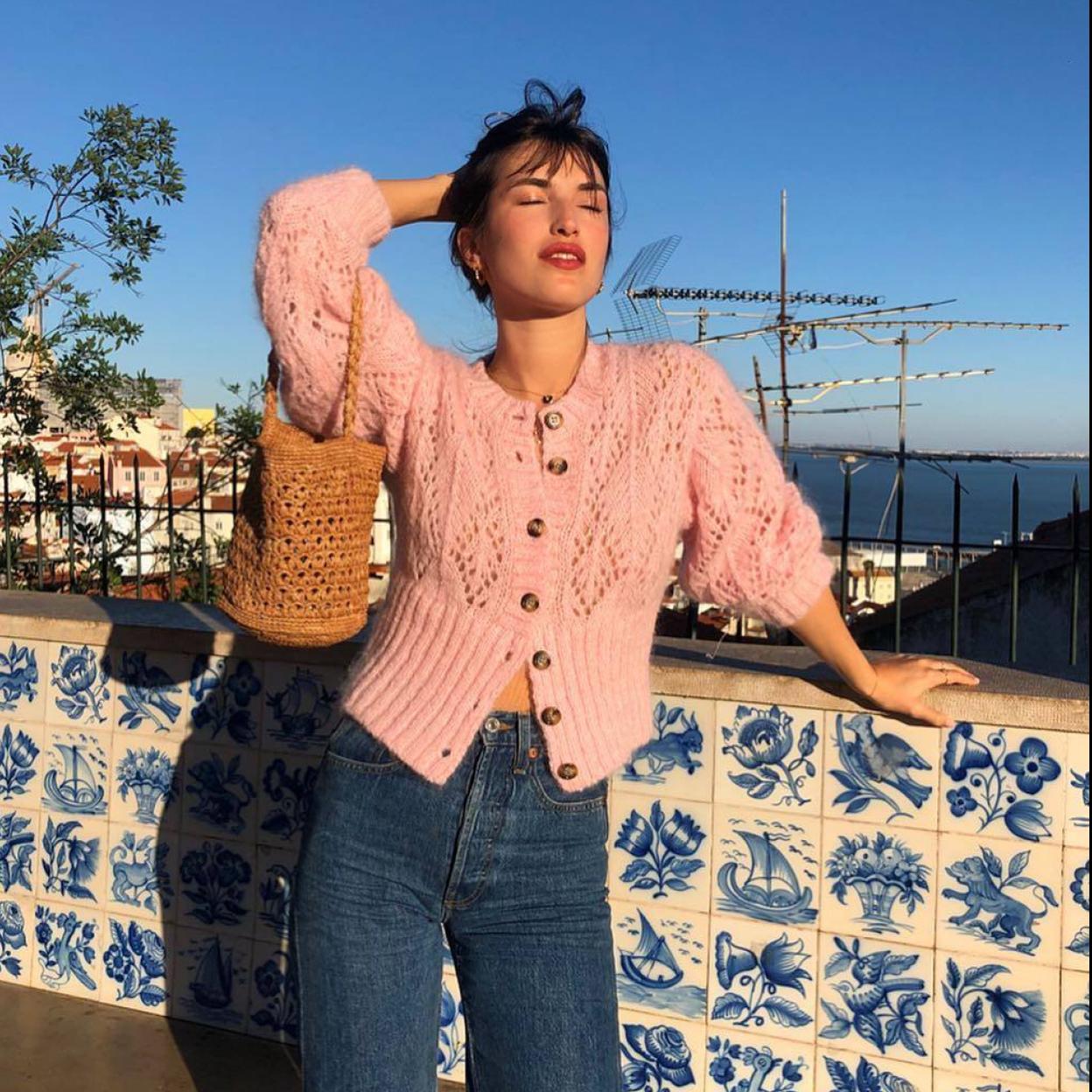 La influencer francesa lleva un look con cárdigan