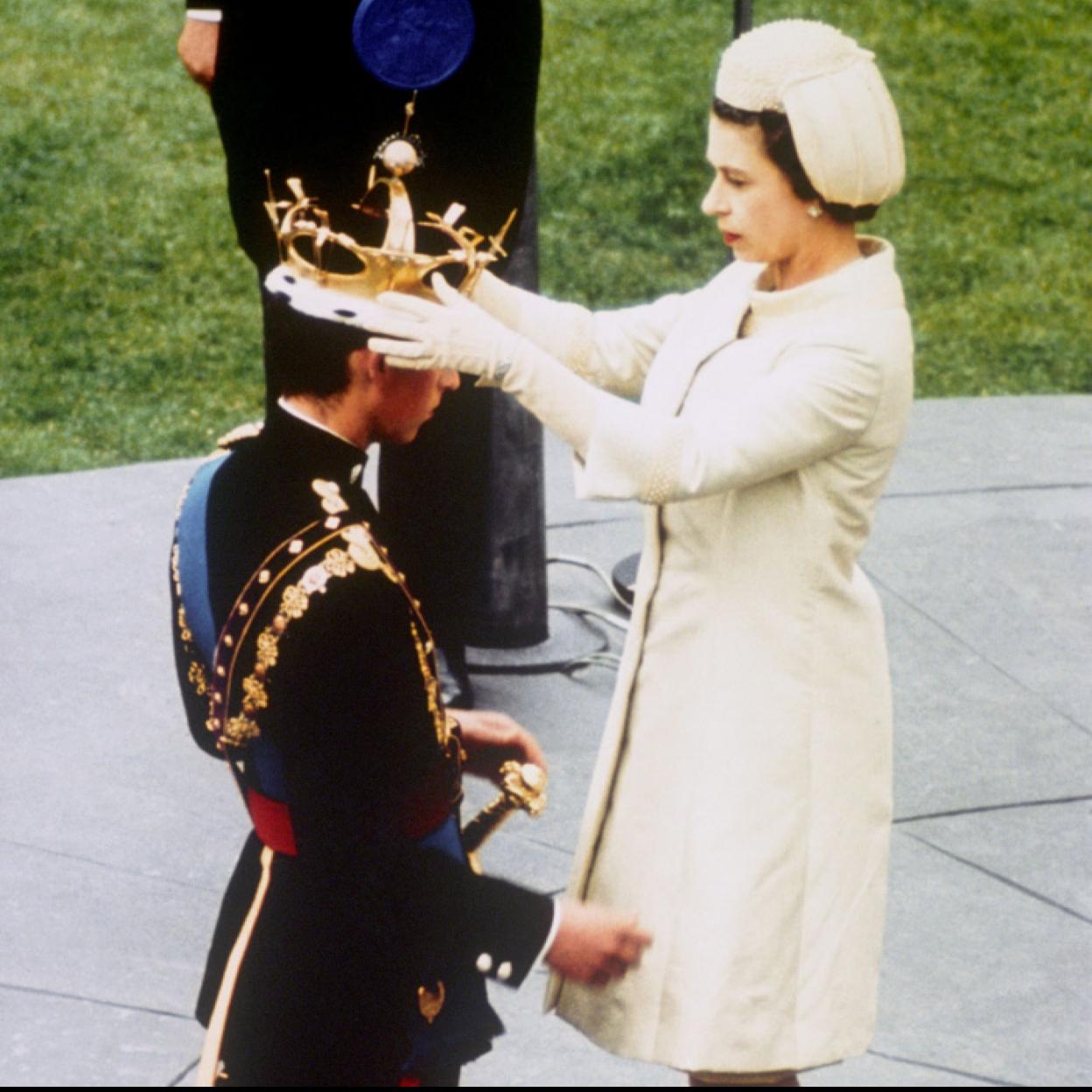 La reina Isabel II en la ceremonia de investidura de Carlos como príncipe de Gales. 