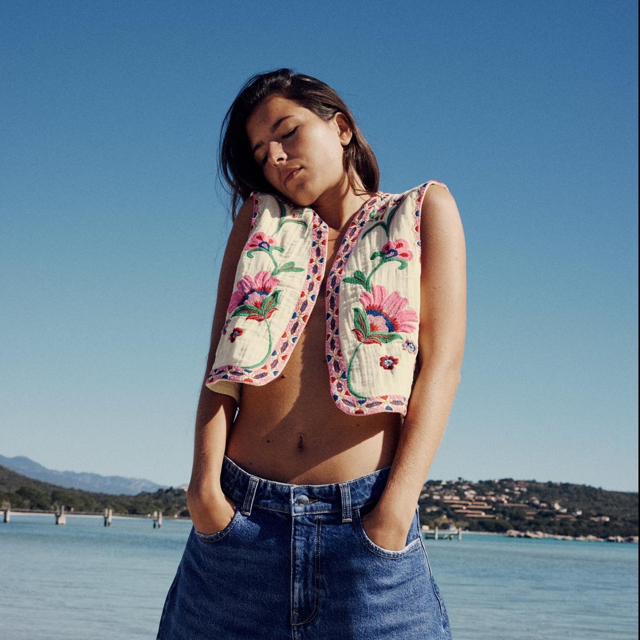 Este es el chaleco bordado de Zara que no para de agotarse. 