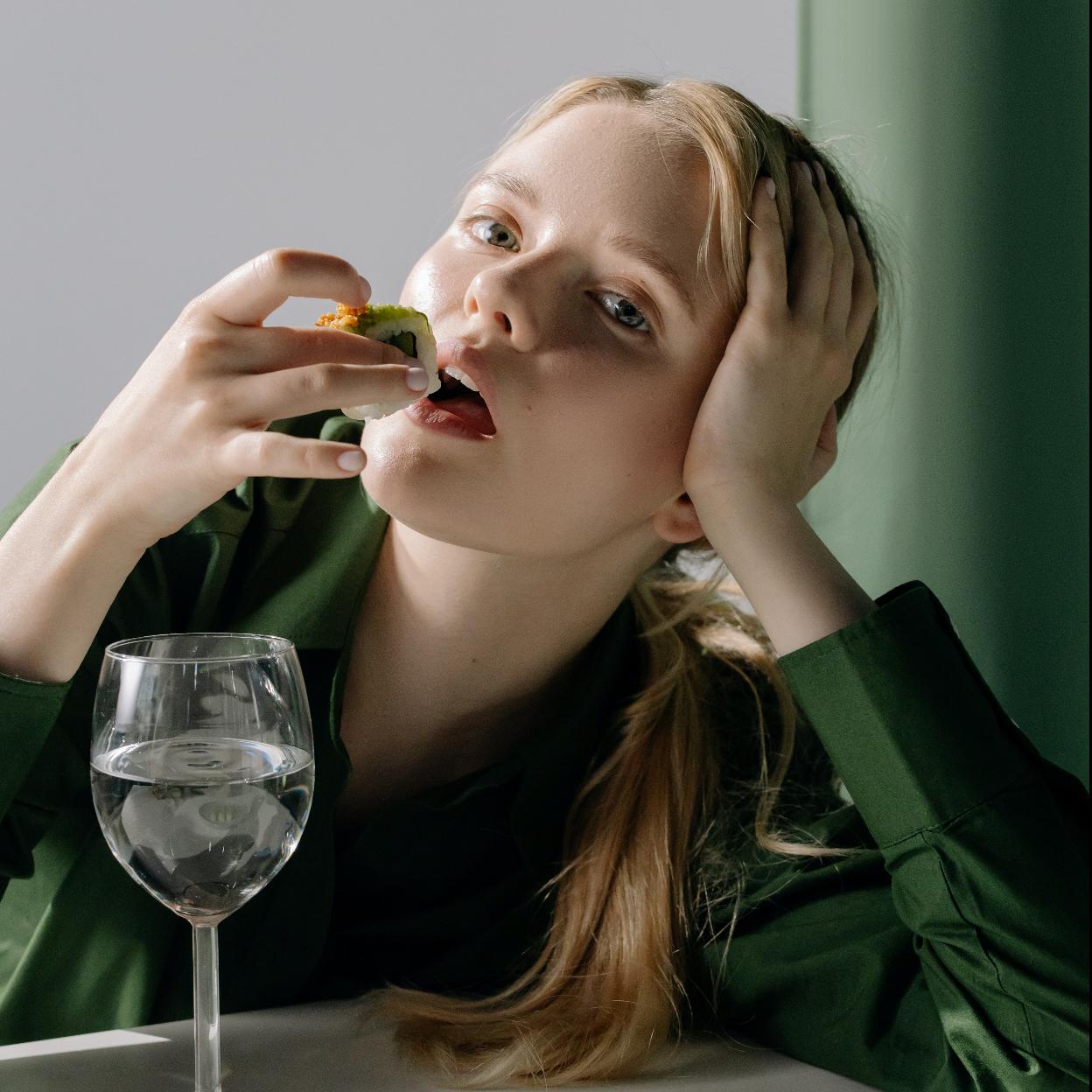Mujer comiendo sushi