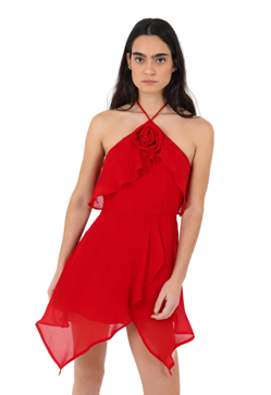 Imagen secundaria 2 - Imágenes editoriales de Cléa Studio (camisa verde menta), Mango (novia) y Laagam (vestido rojo).