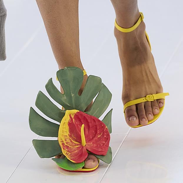 Imagen principal - Detalle de calzado en el desfile de Loewe para esta primavera, pendientes florales de Bottega Veneta y sandalia con flor de Aquazzura.