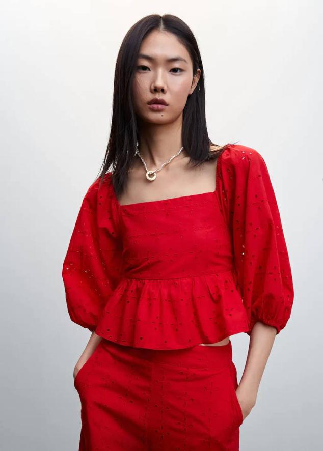 Blusa en tejido bordado con escote cuadrado, manga abullonada y bajo terminado en volante, color rojo, de Mango. Cuesta 27,99 euros.