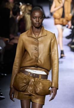 Imagen secundaria 2 - Imágenes de los desfiles para esta primavera de Loewe, Louis Vuitton y Miu Miu.