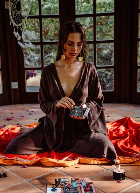 Imagen - Mujer con cartas del Tarot/PEXELS