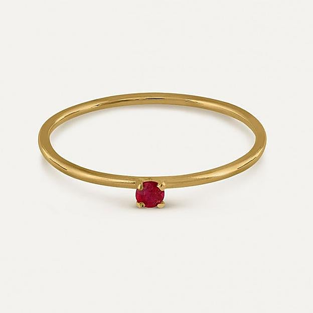 El anillo solitario de Bea Soldado con una piedra de rubí (59 euros)-